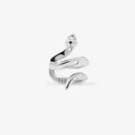 Bílá náušnice typu earcuff